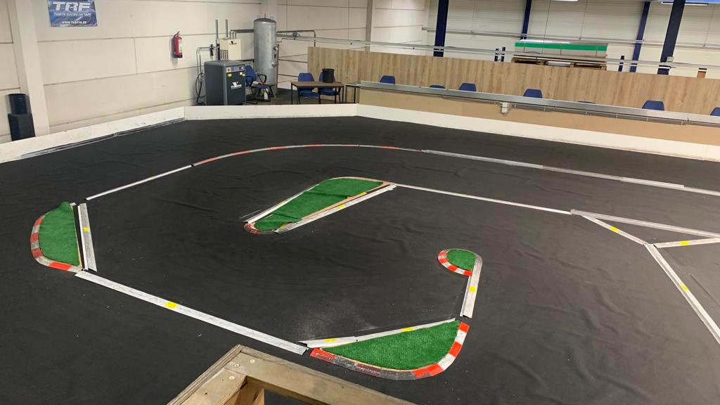 Beschadigd tapijt op het oude circuit